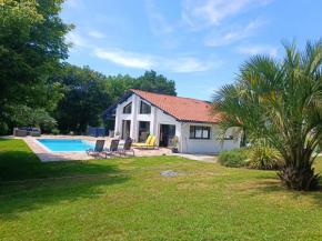 Appartement spacieux et lumineux dans villa contemporaine près golfs et plages piscine chauffée et jardin clos